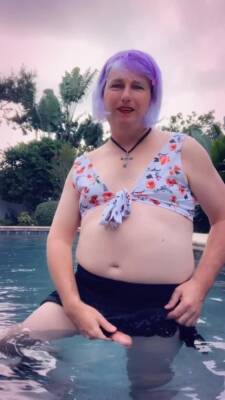 Pantyluvn sissy jerking in the pool - ashemaletube.com